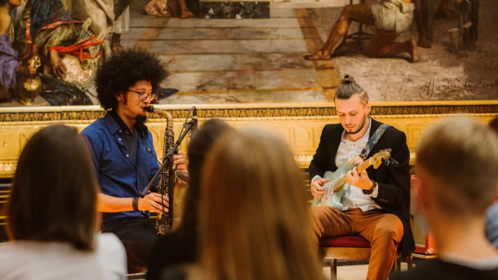 In this review of the Oneiric Dunes concert at the Sukiennice, Bogdan Markiewicz tells us about his overall experience at the Gallery of 19th Century Polish Art housed in the Cloth Hall on the Main Market Square in Kraków. A fine description of the performance including his general impressions.