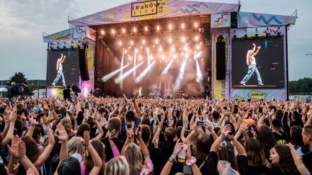The 2022 edition of the Kraków Live Festival had a purely pop vibe. It featured electro-pop, hip-pop, neo-pop and rock-pop artists from abroad and Poland. Check out the Polish segment of the programme and see how up to date you are with Polish pop music and culture.