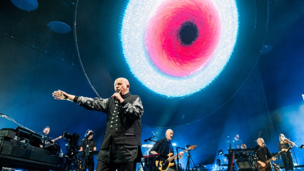 Revered prog-rock icon, 73-year-old Peter Gabriel, started his new i/o tour in Tauron Arena, Kraków, last night. His music since leaving Genesis in ’75 has rarely been predictable, and his 4-decade-long solo career has always been required listening: genre-defying, experimental, musically diverse and ambitious, bristling with political/social commentary and wry wit.